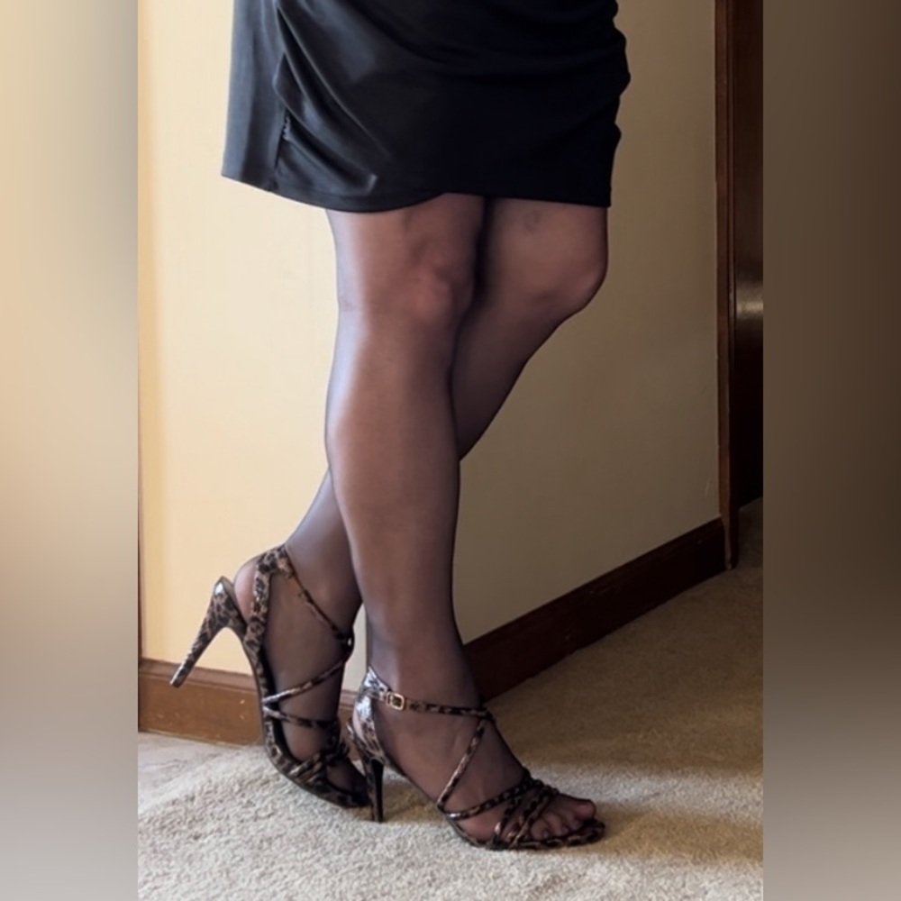 Leggs black mist pantyhose. Sheer toe control top size Q.